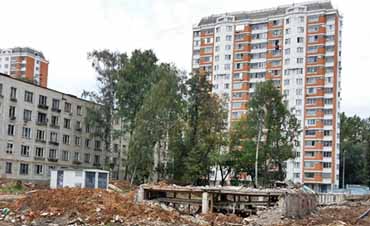 дом, подготовленный к сносу, снесенный дом, новостройка